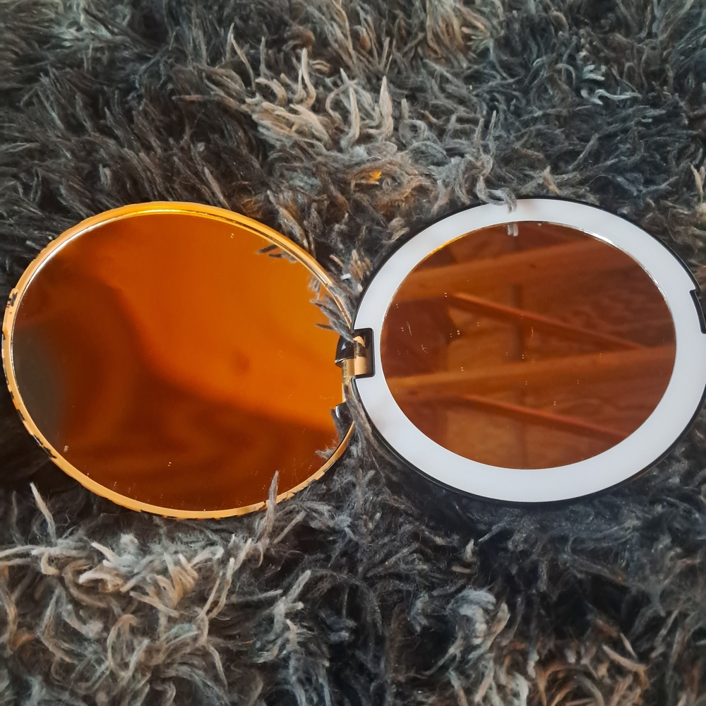 Led Lighted Compact Mirror View 2